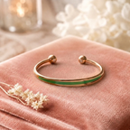 Bracelet en jade et cuivre de Rose - fond velours rose