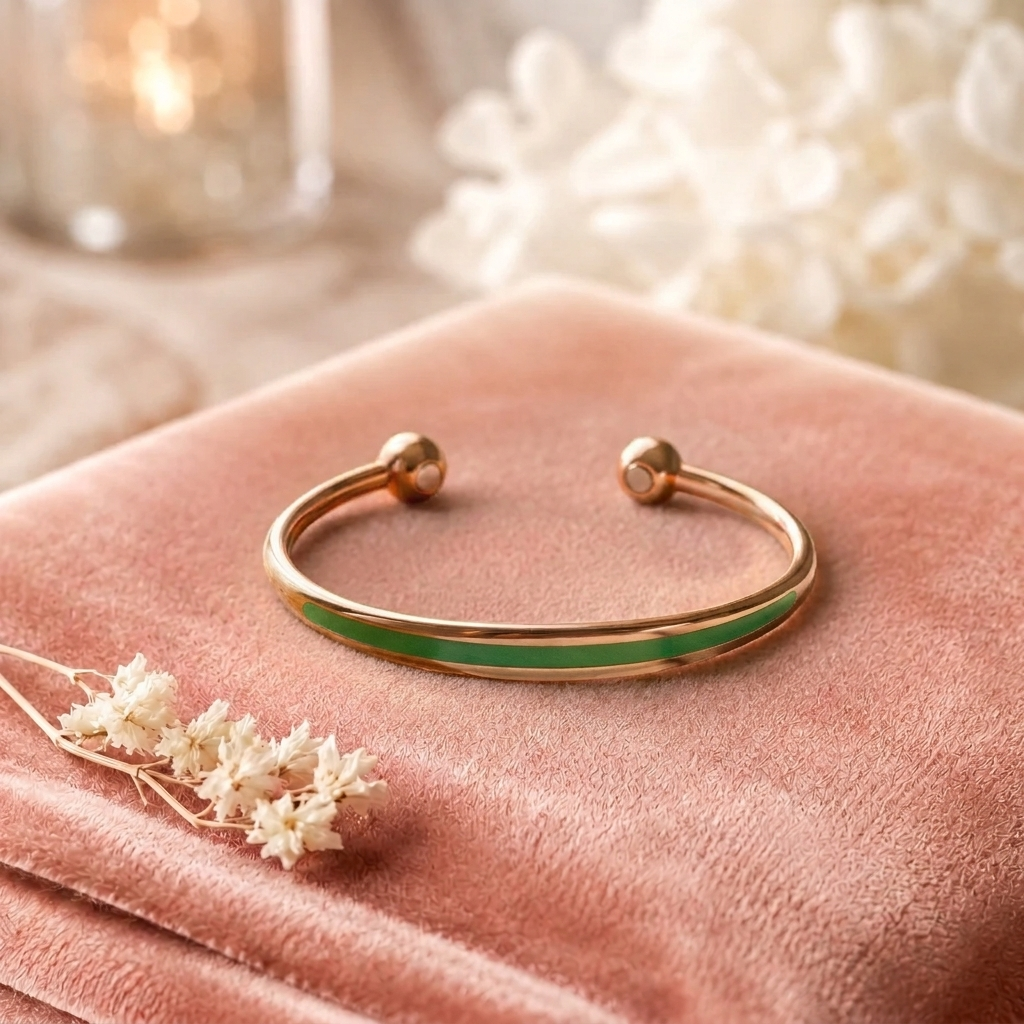 Bracelet en jade et cuivre de Rose - fond velours rose