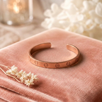 Bracelet en cuivre Foudre de Rose - fond velours rose