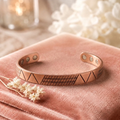 Bracelet en cuivre Emblème de Rose - fond velours rose
