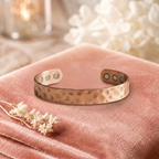 Bracelet en cuivre Magnétite de Rose - fond velours rose