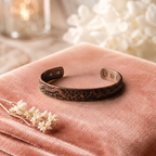 Bracelet en cuivre Limon Doré de Rose - fond velours rose