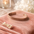 Bracelet en cuivre Moderne de Rose - fond velours rose