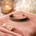 Bracelet en cuivre Vigne Sauvage de Rose - fond velours rose